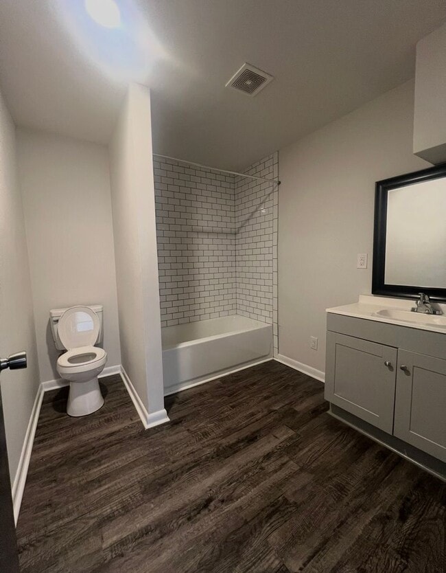 Building Photo - 4 bedroom 2 Bath - Available Now on Main Ave SW