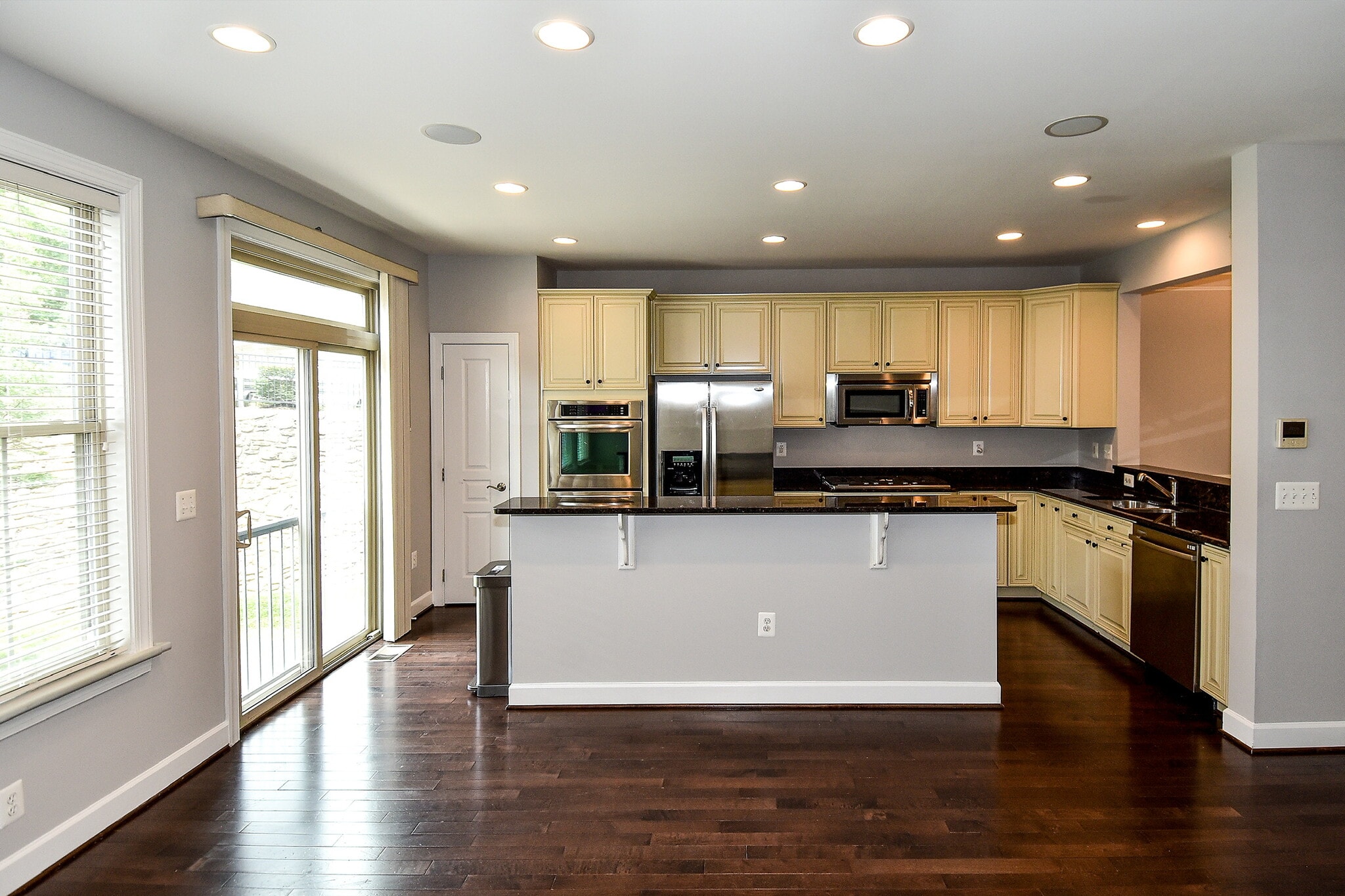 Building Photo - 2602 S Kenmore Ct