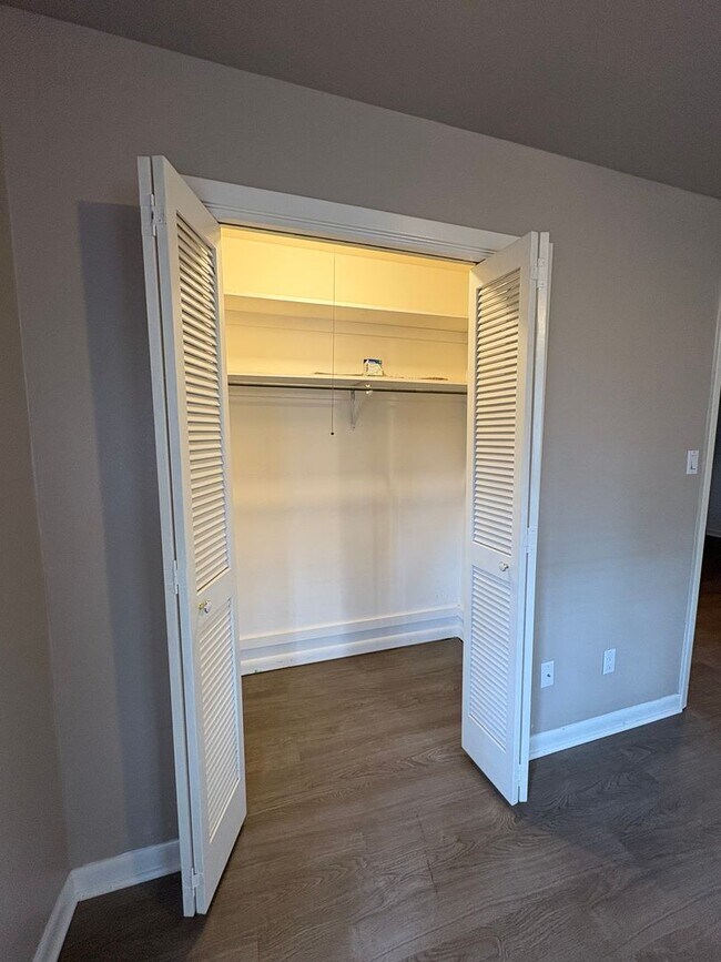 Building Photo - Beautiful 3 bedroom/2 bath with Garage and Central Air & Heat!