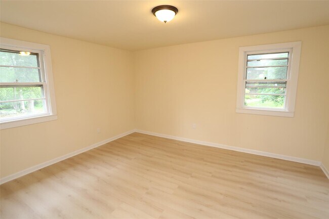 Building Photo - 20 Pineview Rd