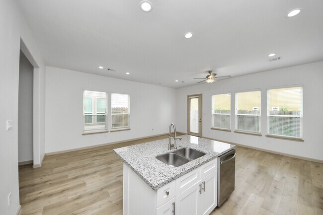 Building Photo - 2119 Esther Dr