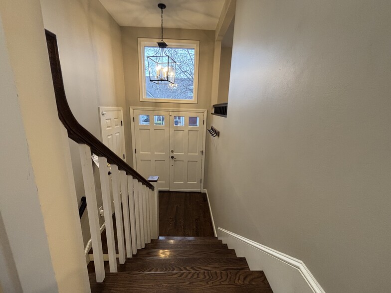 Main entry foyer - 6 Goldfinch Ln