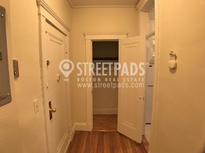 Building Photo - bedroom in Boston MA 02215