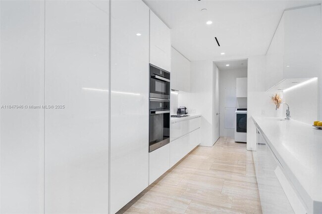 Building Photo - 9001 Collins Ave