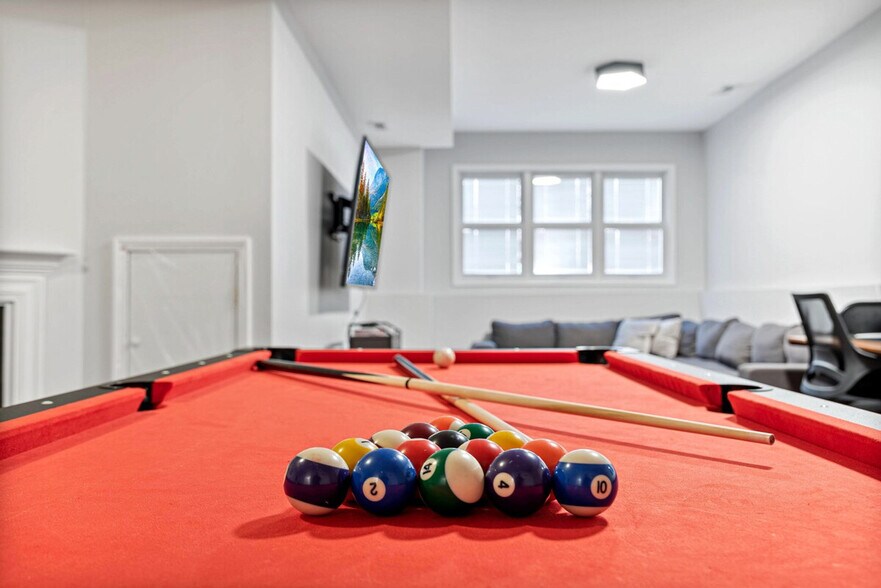 Building Photo - 1044 N California Ave