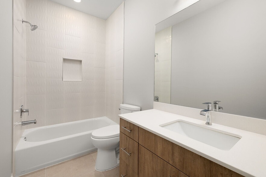 Building Photo - 2700 Mockingbird Rd