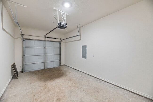 Building Photo - AVAILABLE NOW! 3 BEDROOM TRIPLEX LOCATED IN BONHAM, TEXAS!