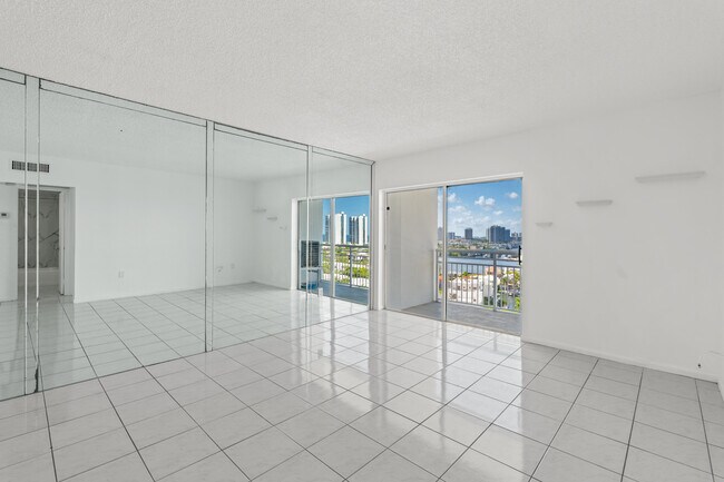 Building Photo - 400 Kings Point Dr