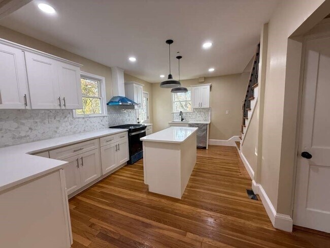 Building Photo - 194 Fells Ave