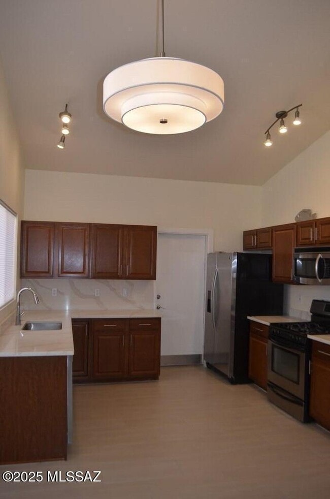 Building Photo - 942 S Suncove Dr