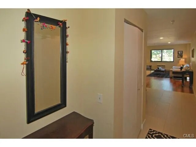 Entrance/Foyer - 51 Schuyler Ave