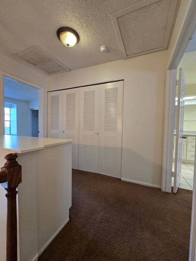 Building Photo - An Amazing Henderson 3 Bedroom Townhome!!