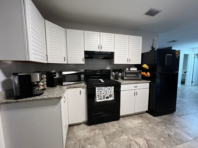 Building Photo - *Coming Soon * 3/2/1 Conveniently Located In  Port St Lucie