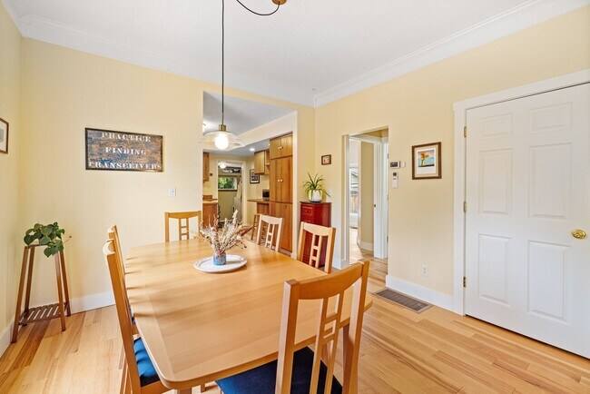 Building Photo - Fully Furnished Northside Bungalow Available for Month of August, 2026