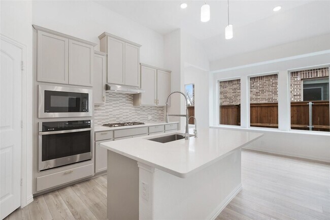 Building Photo - 713 Caroline Dr