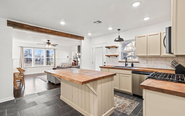 Building Photo - 117 S Vann St