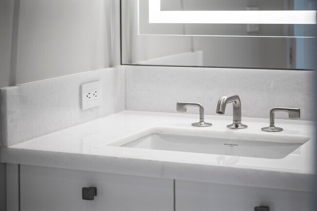 Building Photo - 6587 N Palmeraie Blvd