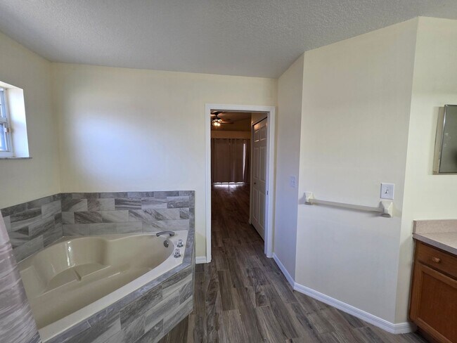 Building Photo - Pool Home in Vero Lake Estates 3/3 with Bonus Room