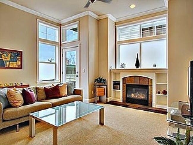 Building Photo - 2 Bedroom 2 1/2 Bath Cap Hill Townhouse