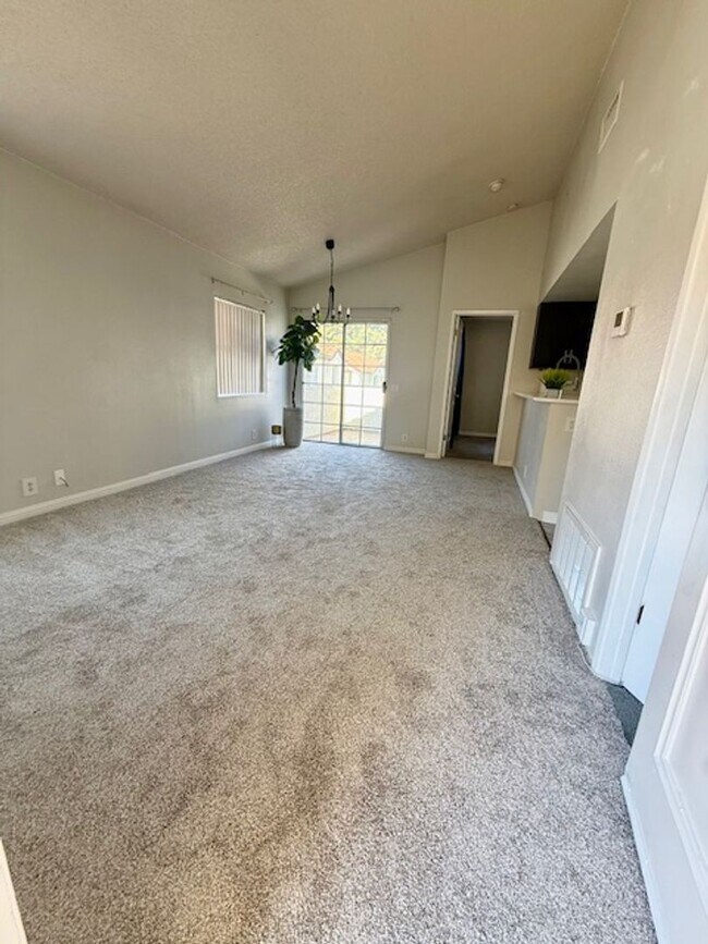 Building Photo - Lovely Eastlake condo