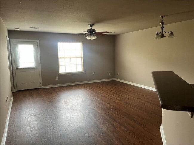 Building Photo - 903 W Post Rd