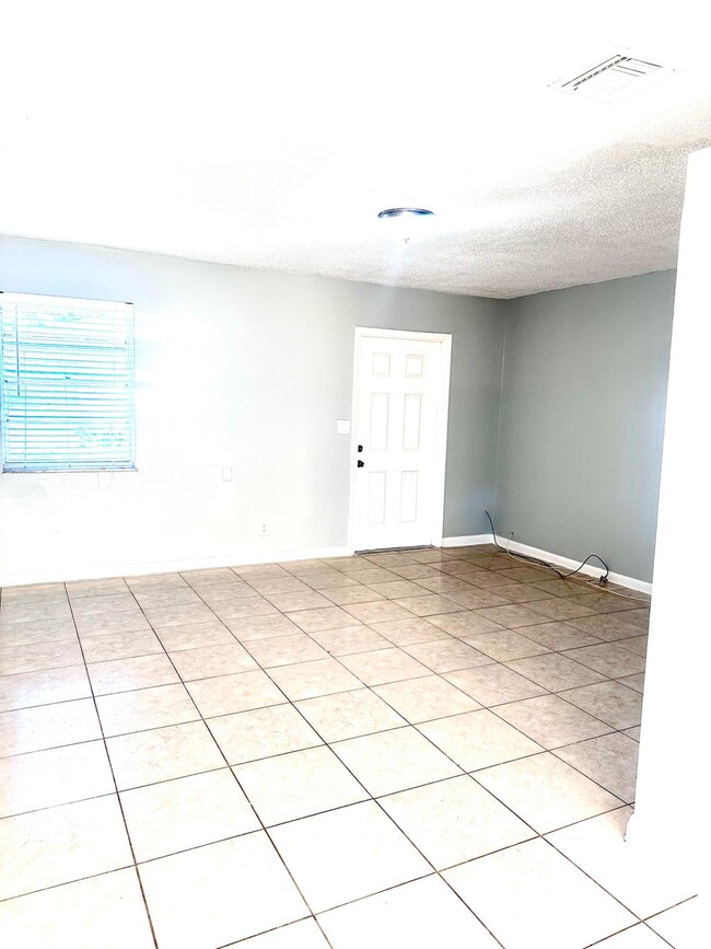 Building Photo - 9326 Sunrise Dr