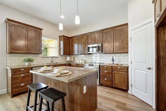 Building Photo - 2109 Meadow View Dr