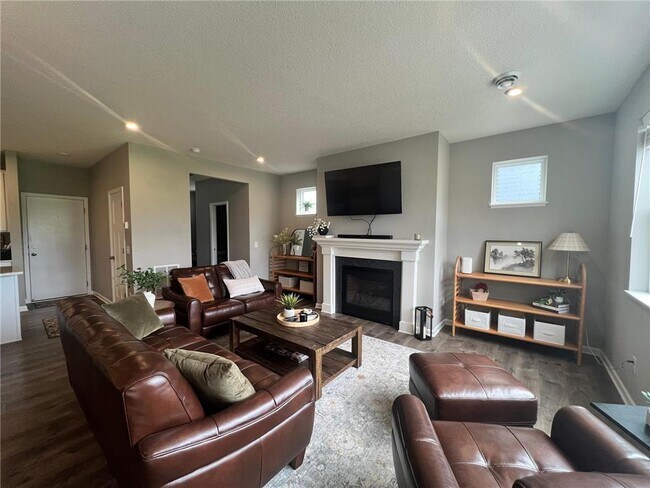 Building Photo - 7303 Fir Ln N