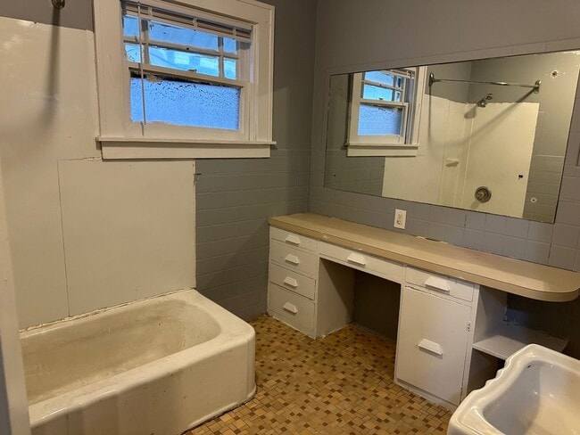 Building Photo - Coming Soon-Large house with fresh paint &...