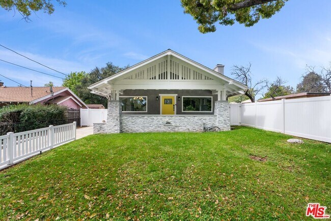 Primary Photo - 1027 N Summit Ave