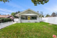 Building Photo - 1027 N Summit Ave