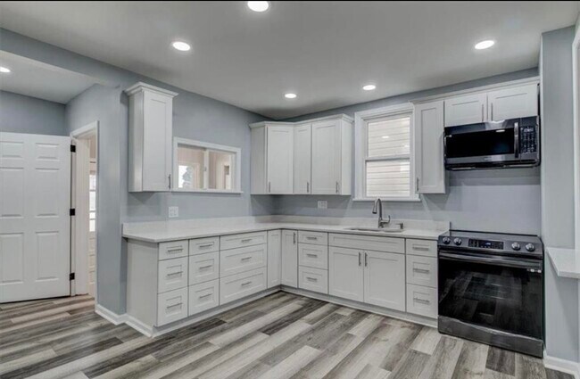 Building Photo - 833 N Hoffert St