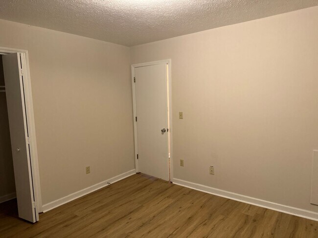 Building Photo - Townhouse