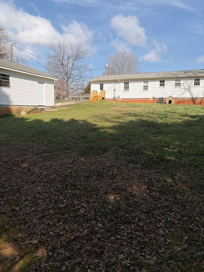 Building Photo - FENCED IN YARD AND LARGE DETACHED TWO CAR GARAGE LOCATED IN THE DESIRED TRAVELERS REST!!!