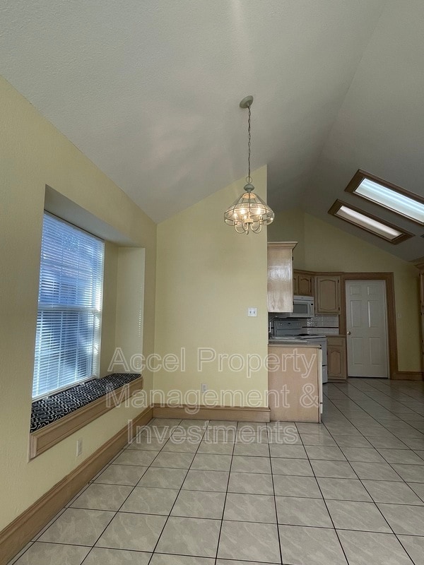 Building Photo - 512 Xanthisma Ave