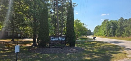 Building Photo - River Bend #20