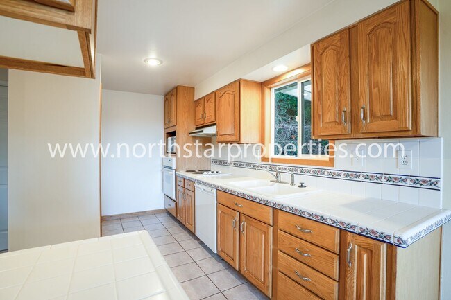 Building Photo - Hallinan Haven with Pool