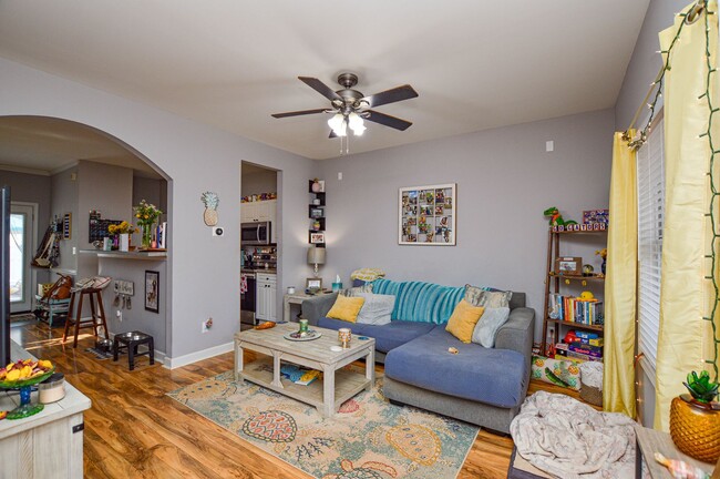 Building Photo - Charming Townhome in Great Huntersville Lo...