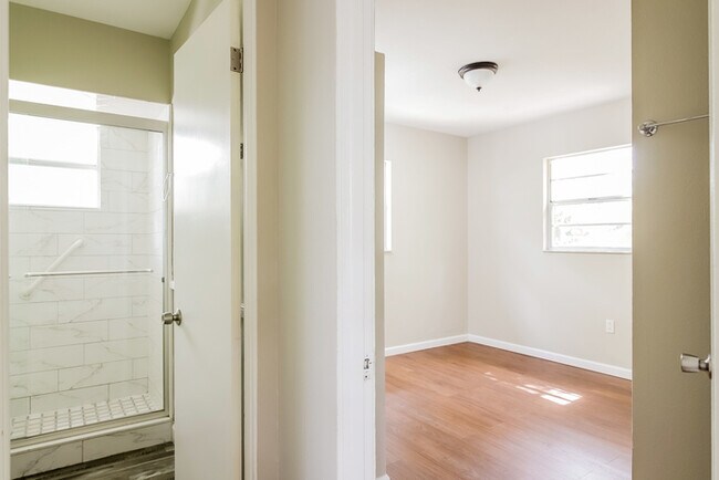 Building Photo - Bright 2-Bedroom Home with Spacious Screened Porch