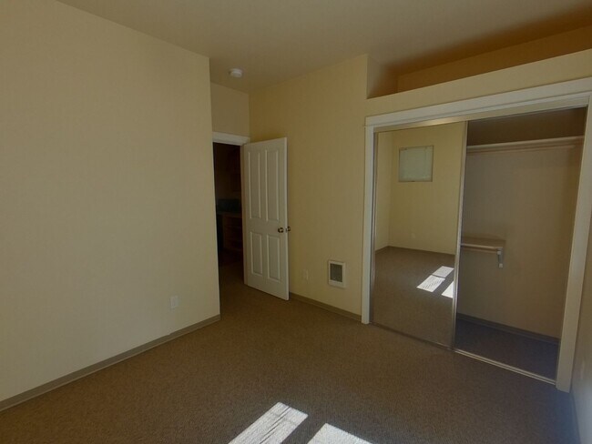 Building Photo - Alder Duplexes on 17th