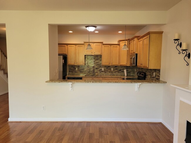 Building Photo - Gorgeous 3 bedroom, 2.5 bath townhome-styl...
