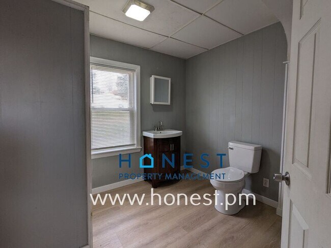 Building Photo - 36 Monroe St