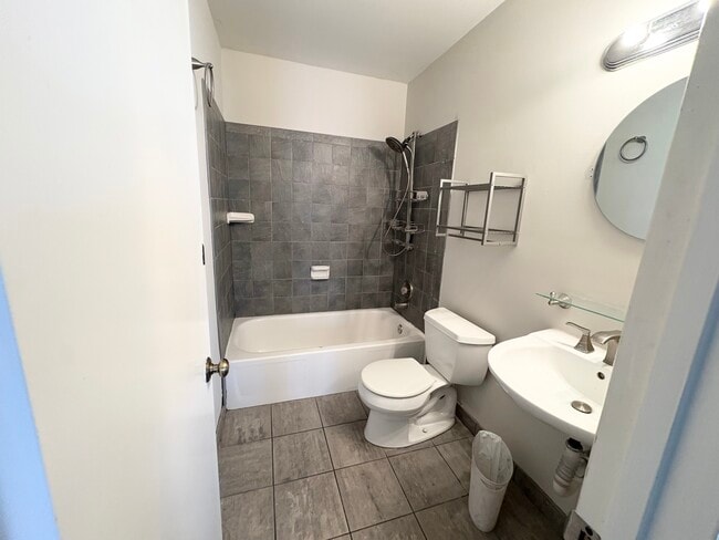 Building Photo - 16 Great Pines Ct