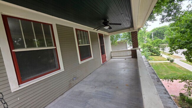 Building Photo - Beautiful 2BR 1BA unit w/ Covered Porch in Downtown Liberty