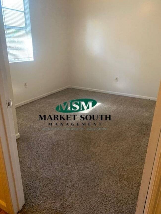 Building Photo - *APPLICATION PENDING!* CONVENIENT   LOCATI...