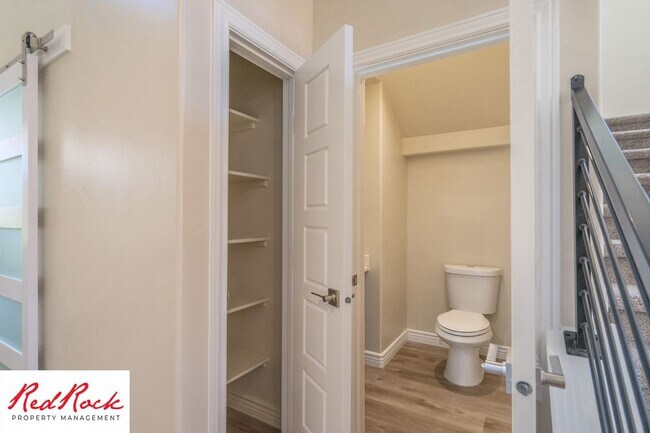 Building Photo - Stunning 4 Bedroom Home. Dog friendly!