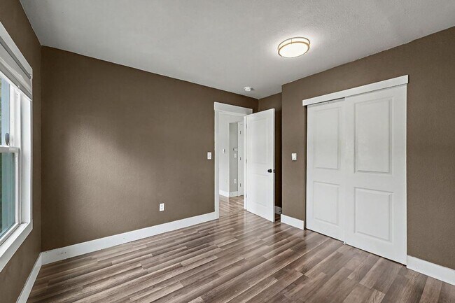 Building Photo - 14917 W Thorne Ln SW
