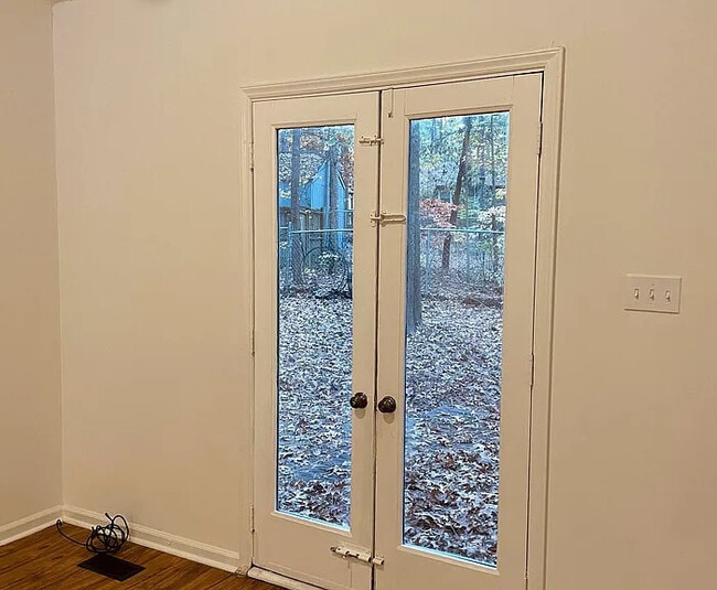 Building Photo - Raleigh Townhouse on Kentwood Park w/ fenced yard