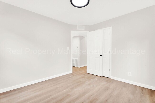 Building Photo - 1513 E Meyers Ave