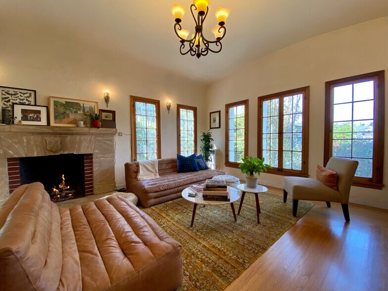 Lvg rm fireplace, N/W views - 1622 Delta St